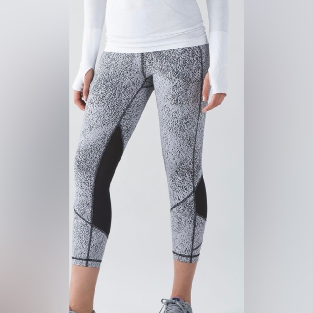 Lululemon Pace Rival Crop
Power Luxtreme Spray Jacquard White Black / Black 6